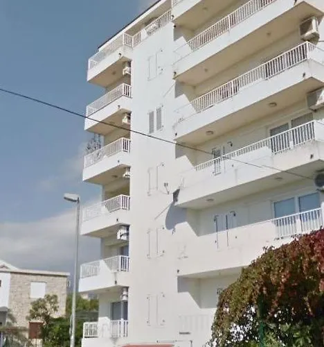 Family With A Sea View And A Free Parking * Makarska