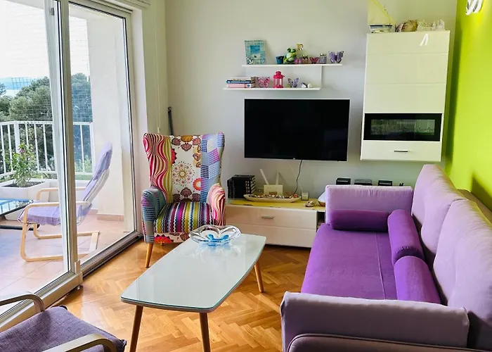 Family With A Sea View And A Free Parking