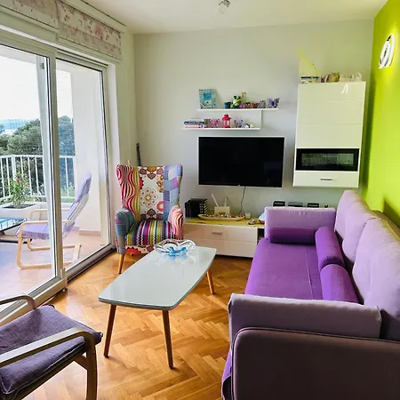 Family With A Sea View And A Free Parking