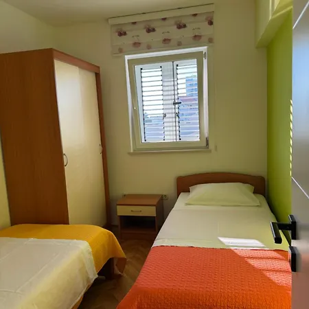 Family With A Sea View And A Free Parking Makarská